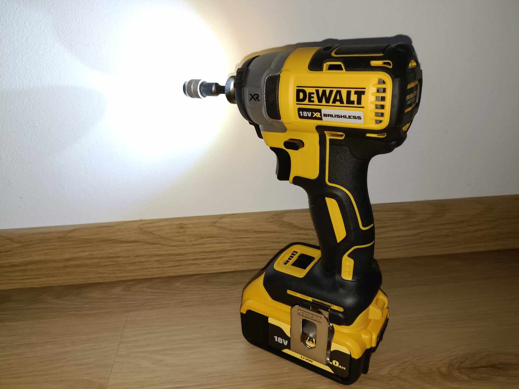 Zakrętarka DeWalt DCF887N