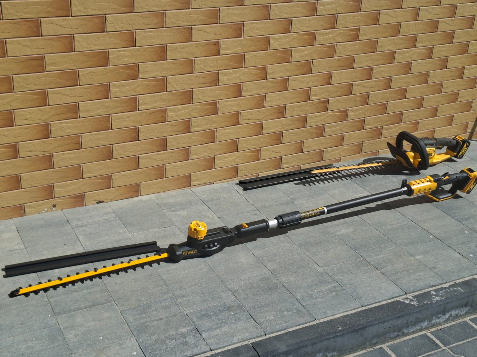 Akumulatorowe nożyce do żywopłotu DeWalt