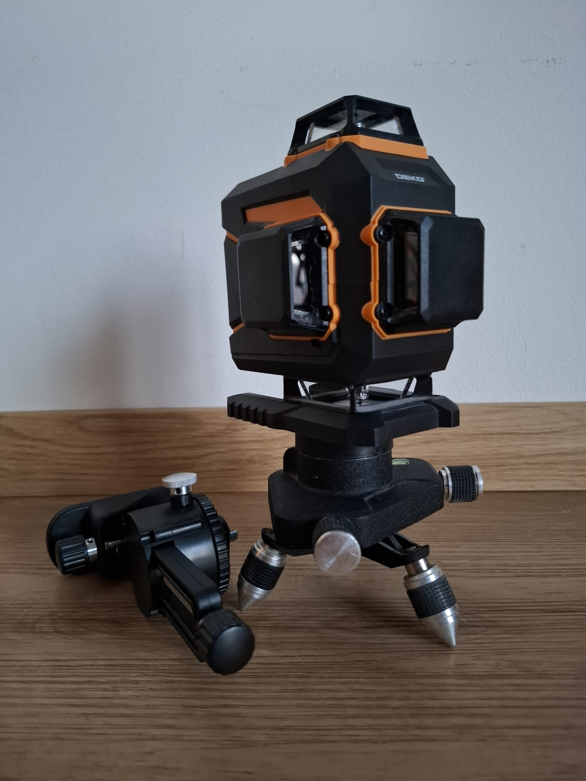 Laser krzyżowy / poziomica laserowa DEKO 4D 360°