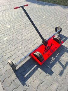 Niwelator SHARK – ręczna równiarka / łata do wyrównywania terenu